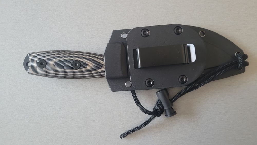 Cuțit solid pentru activități outdoor (drumeții,  camping, etc)