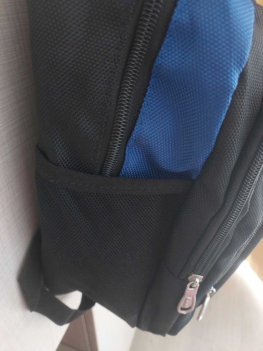 Rucsac negru‑albastru, compact și încăpător