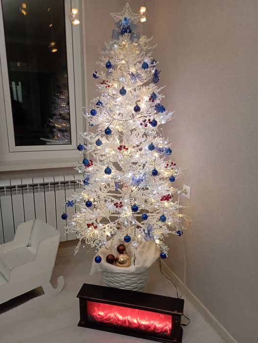 Продам ёлку белую с встроенными фонариками