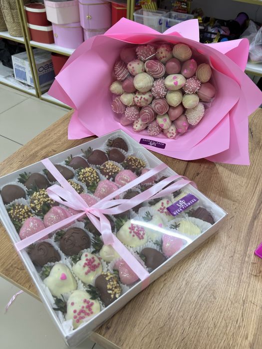 Клубника в шоколаде с цветами