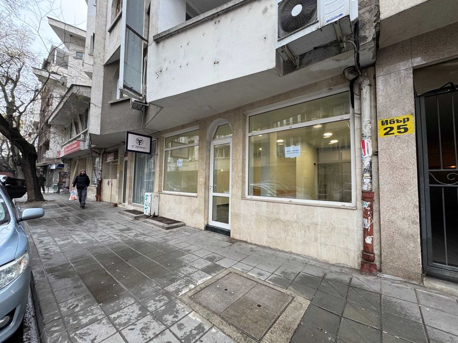 Дава се под наем Магазин в Пловдив, Централна гара - 83 кв.м за 561 € - Снимка #1