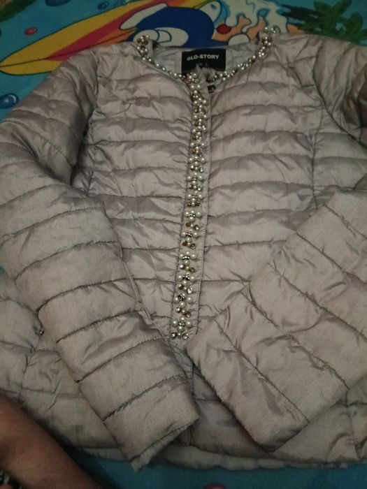 Продавам яке 1път обличано като ново е Lразмер е  удобно е .