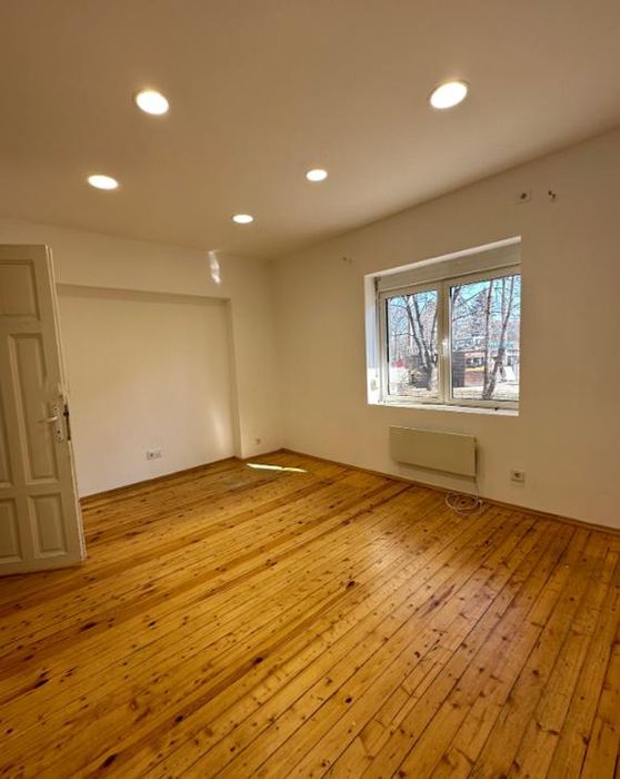 Дава се под наем Четиристаен апартамент в София, Център - 99 кв.м за 1199 € - Снимка #1