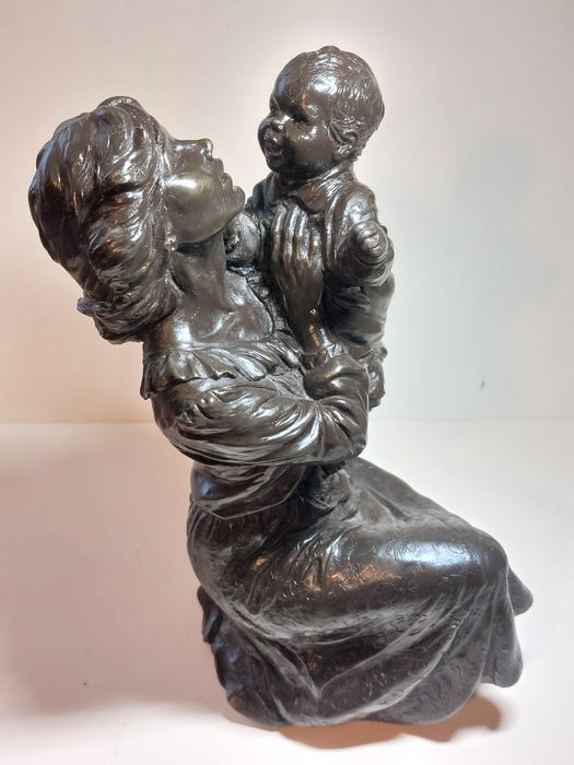 Statuetă semnată