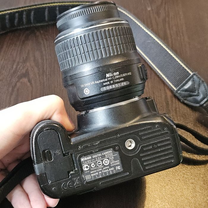 Nikon D3100 с обектив Nikon AF-S 18-55mm 1:3.5-5.6G VR