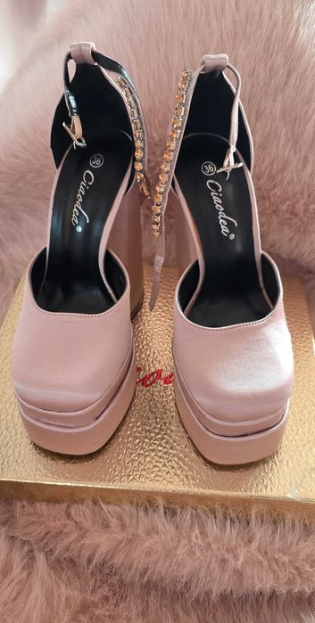 Модерни обувки пепел от рози