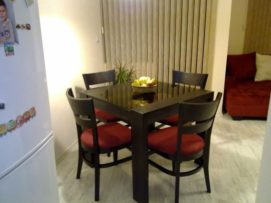 Масивна маса с пет стола-разтегателна