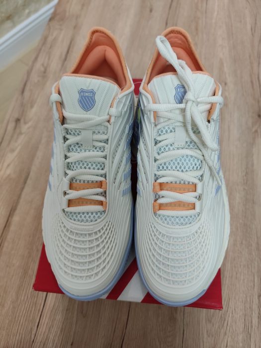Vând adidași k-swiss, noi cu eticheta, marimea 42.