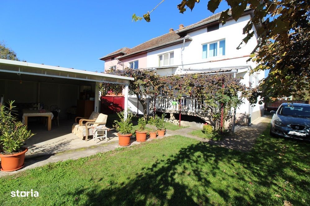 Vând casă P+E+Pod în Hațeg, teren 700 mp, garaj, filigorie...