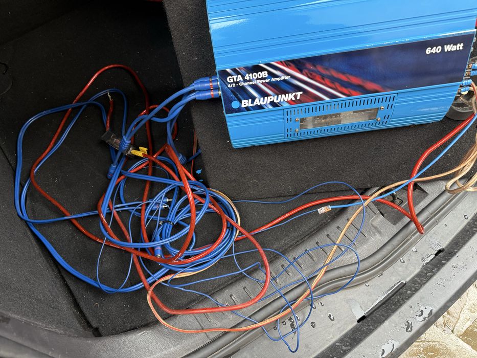 Subwoofer auto Gladen SQX 12 VB + statie Blaupunkt GTA 4100B
