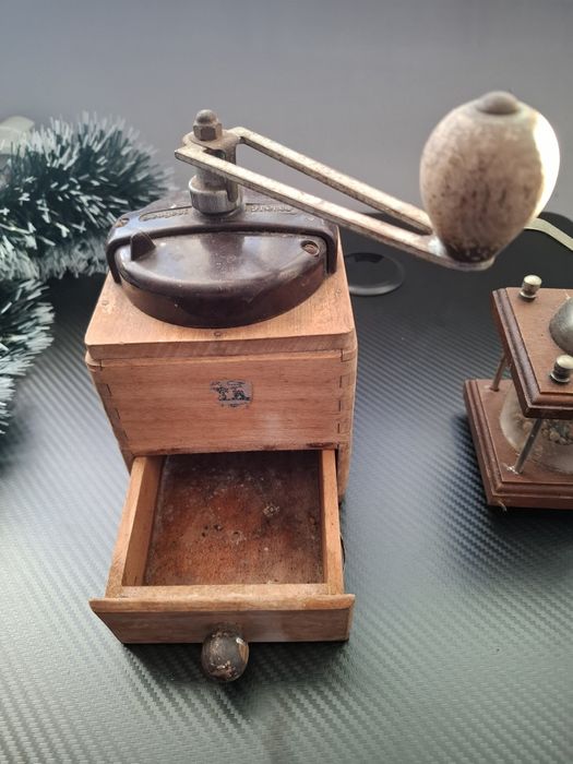 Стари ретро дървени мелнички за черен пипер или кафе