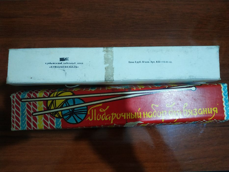 Набор вязальных спиц и крючков.