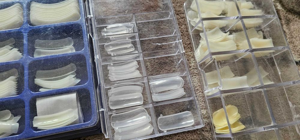 cutii cu unghii false