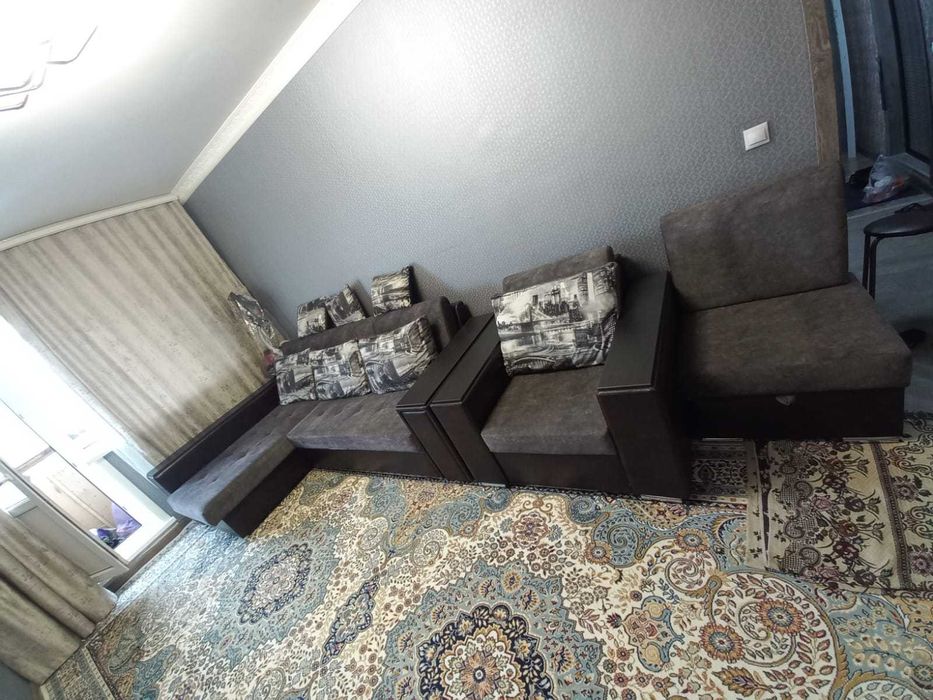 Диван с креслом.