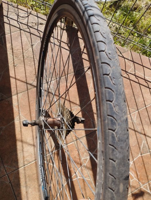 Vând roata de 28 spate , completa cu 7 pinioane, cursiera