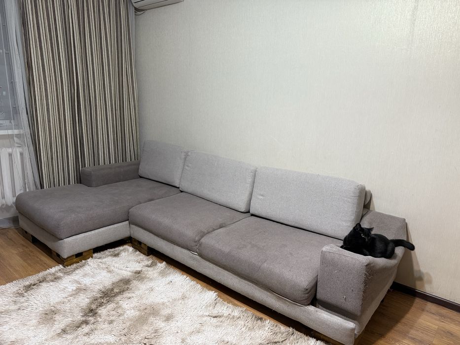 Отдам диван в дар.