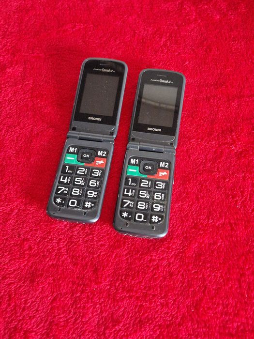 Telefon cu clapeta cu display dublu