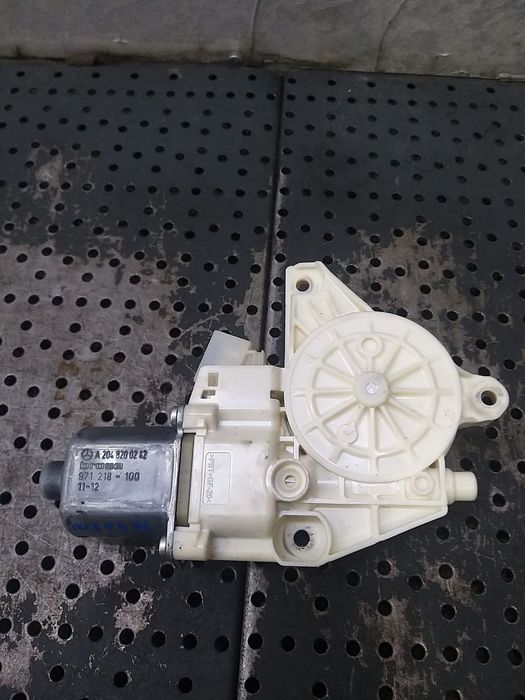 Motoras macara dreapta fata mercedes c class w204 0130822502 a2048200242