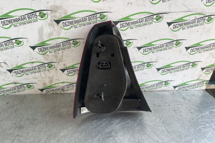 Lampa / Tripla stop dreapta pe aripa 8200211019 Dacia Logan prima gen