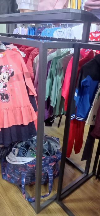 Продаются  2 стойки металлические новые