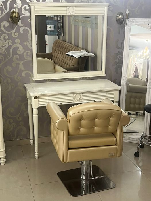 Vand echipamente si mobilier salon