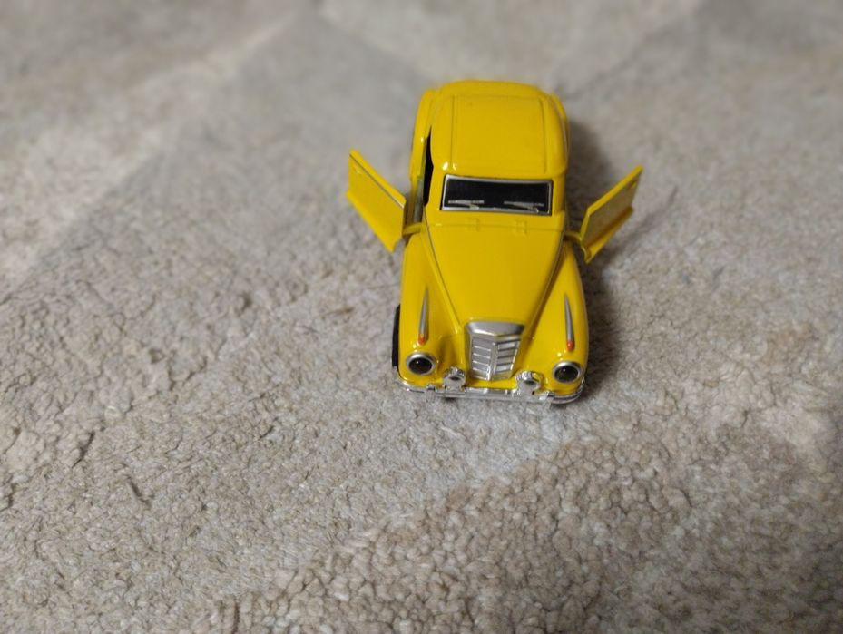 Продам жёлтую машинку