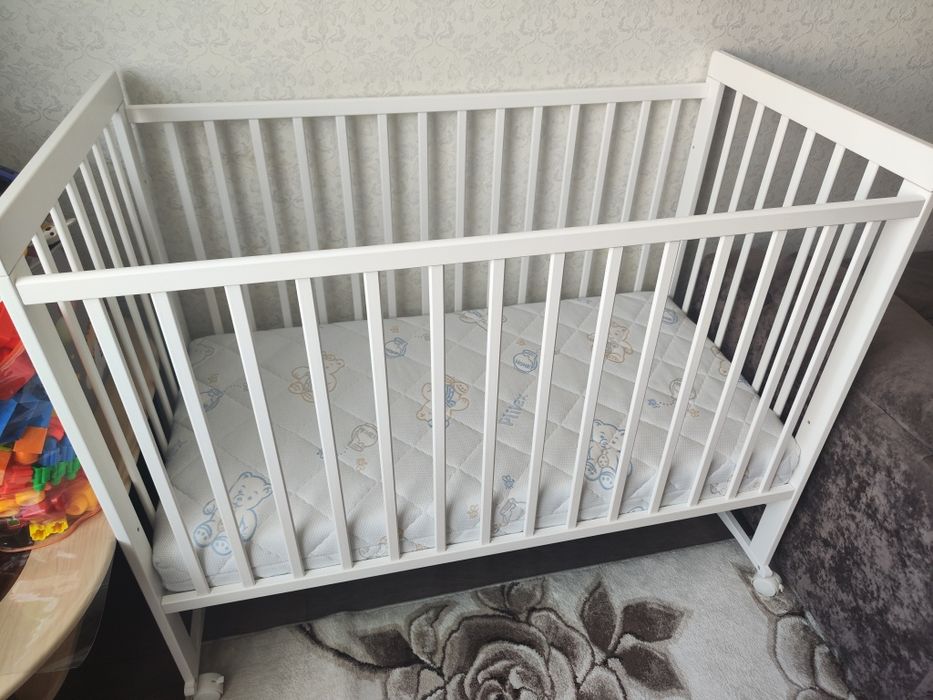 Классическая детская кроватка с качалкой и колесиками