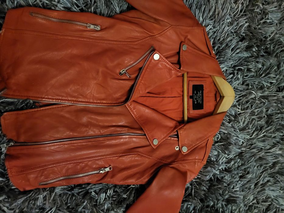 Яке от естествена кожа-коралов цвят на Зара