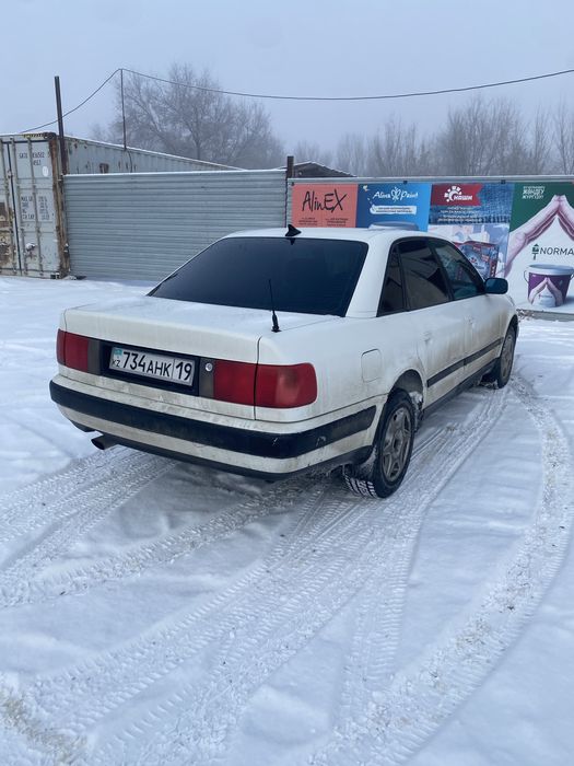 Автомобиль Ауди 100