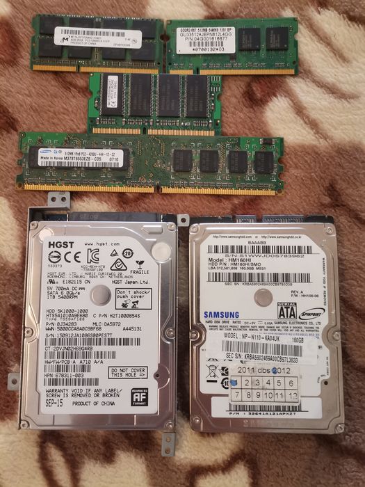 Vând  2 hard-diskuri și 4 ramii