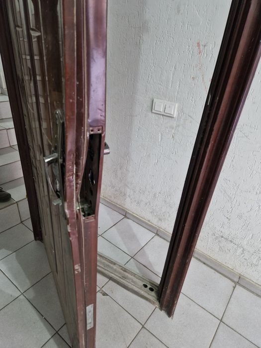 Продам металлическую дверь