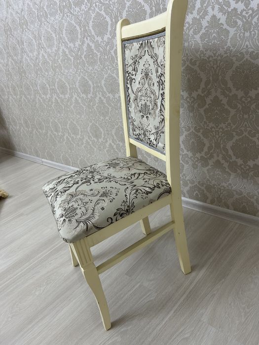 Гостинный стол, стулья