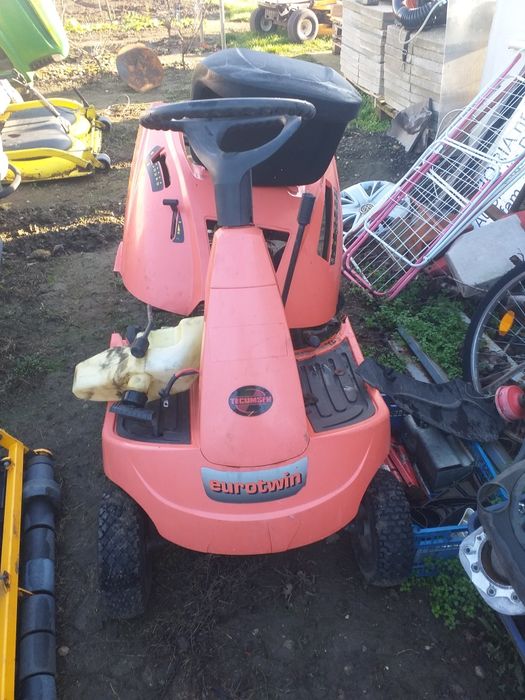 Tractoras tuns iarba