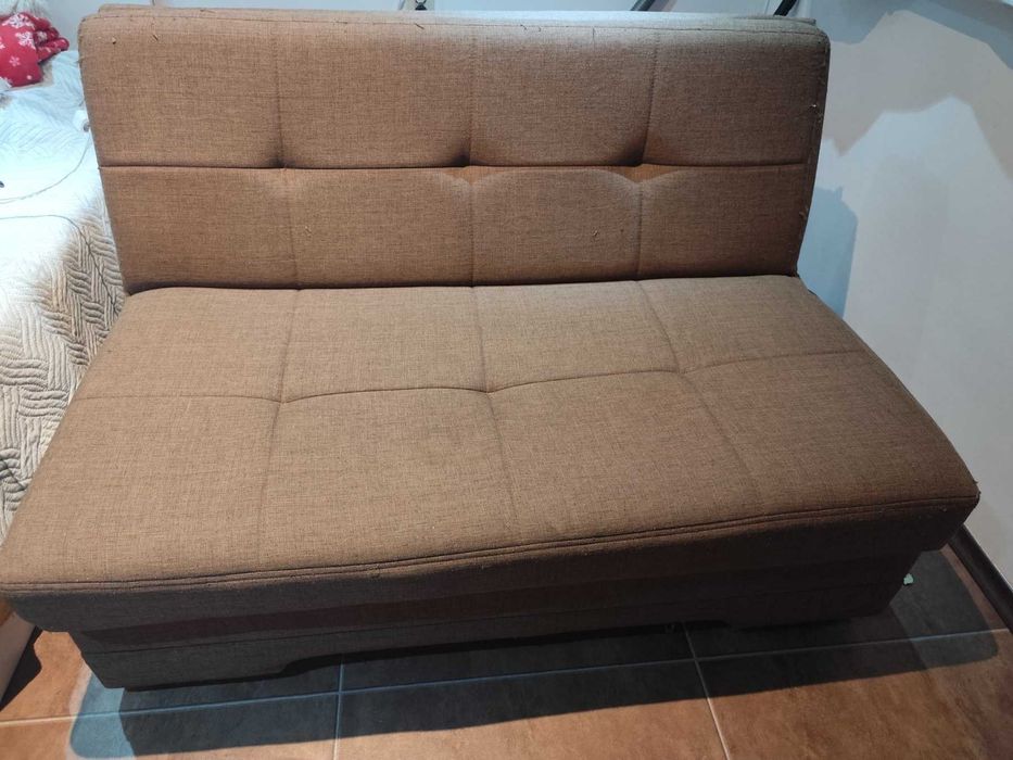 Диван растегателен 130см ширина 90 височина. Спално място 130-190см.