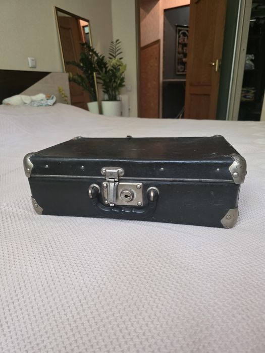 Чемодан кожаный черный