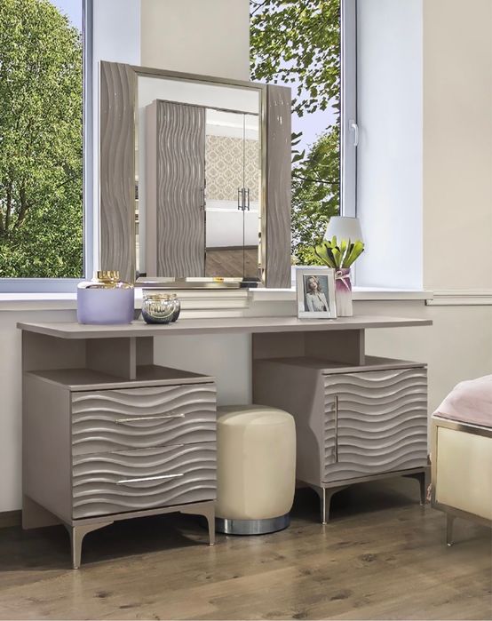 Диван с тумбой и зеркалом