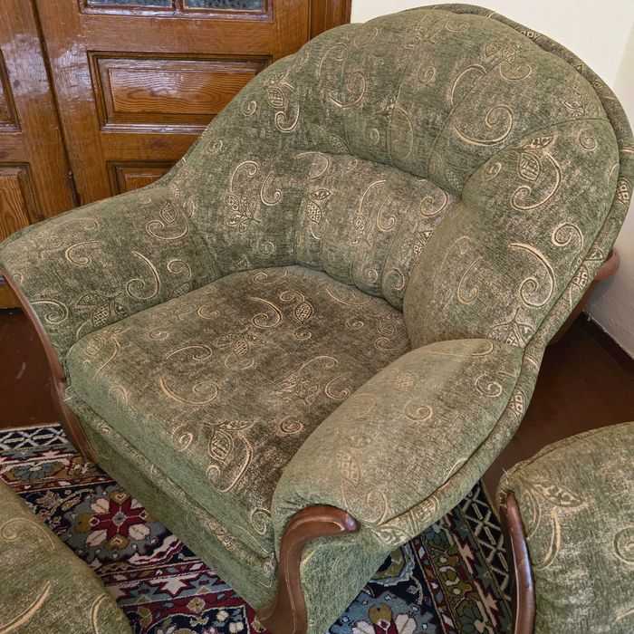 Красива Холна Гарнитура: 1 Диван + 2 кресла + 2 табуретки