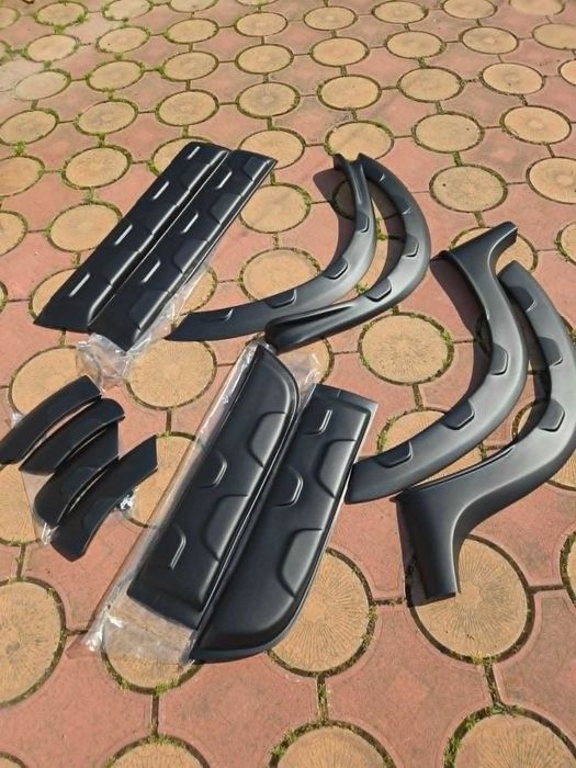 Set 12 Bandouri Laterale Model Off-Road STRIAT Protectii Bara Aripa USI Overfendere DACIA DUSTER I 2010-2017