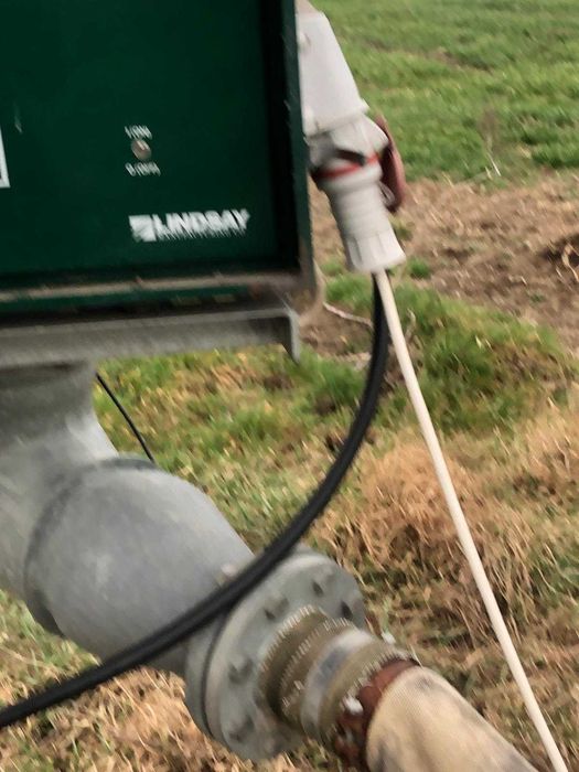 Instalatie de irigat cu rampa de udare si pivot mobil