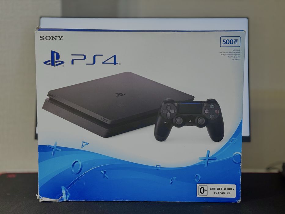 PS4 с двумя контролерами и играми