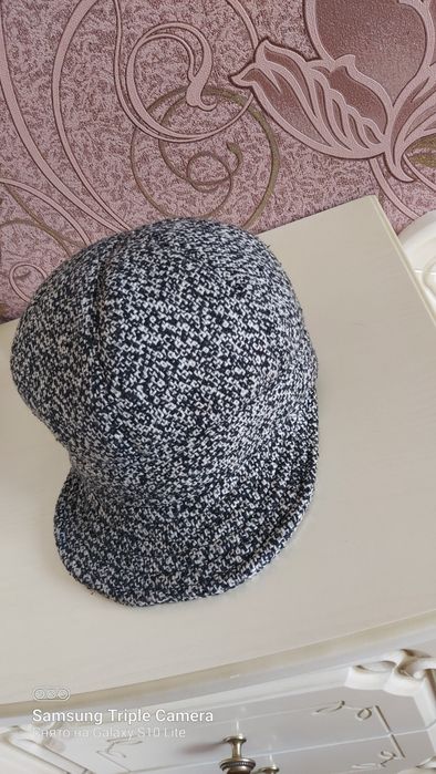 Головной убор чёрного цвета