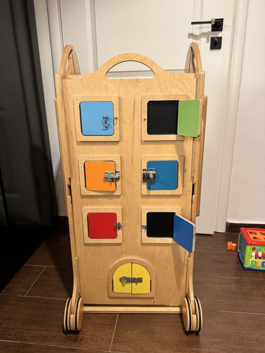Turn de învățare Montessori din lemn, cu Busy Board și roți
