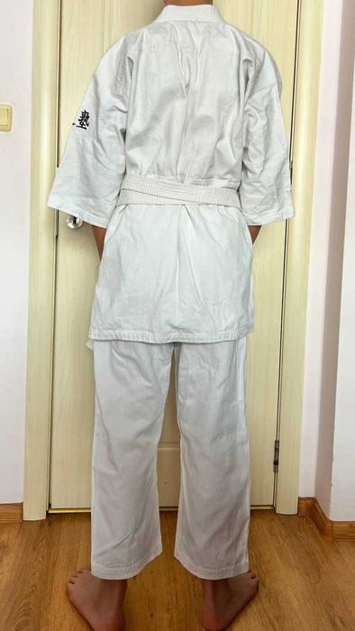 Продавам кимано за бойни изкуства 160-170