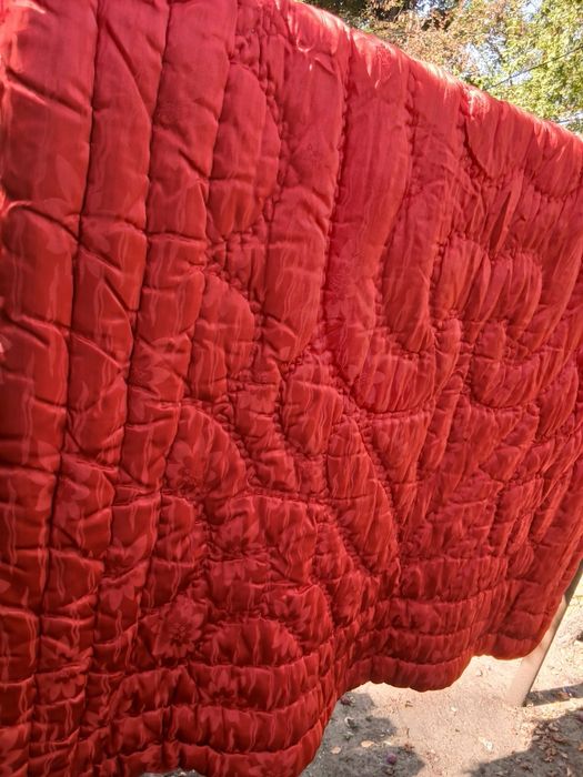 Plapumă tradițională veche, umplută cu lână naturală, matlasată manual. Stare foarte bună