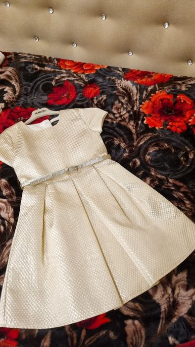 Продам нарядное платье для девочки