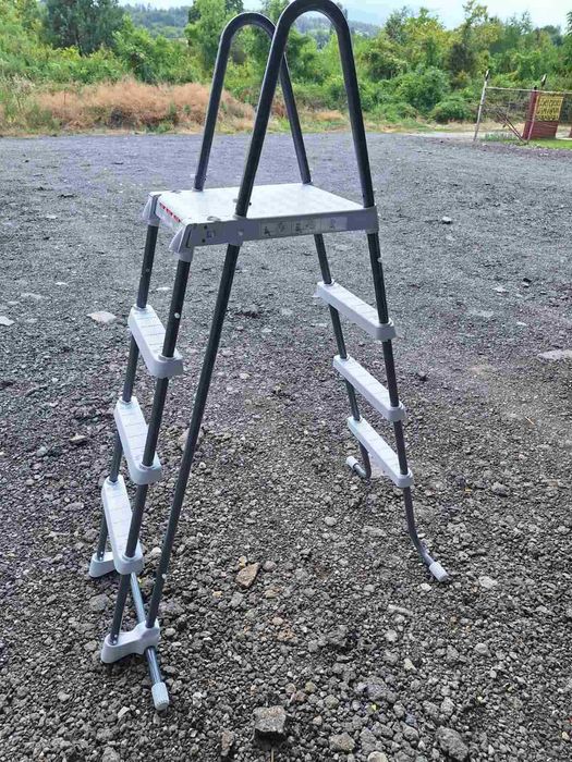 Продавам стълба за басейн