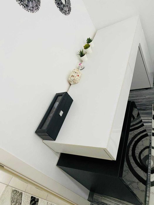 Vand comoda/ birou din MDF lucios alb cu negru