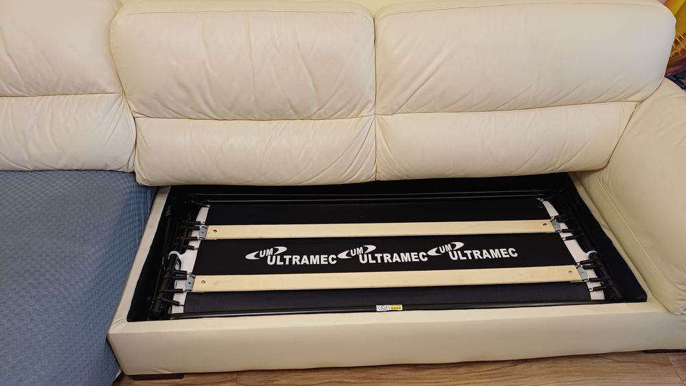 Кожен диван с лежанка