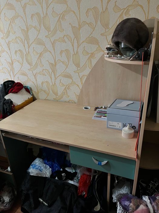 детский стол, шкаф, кровать