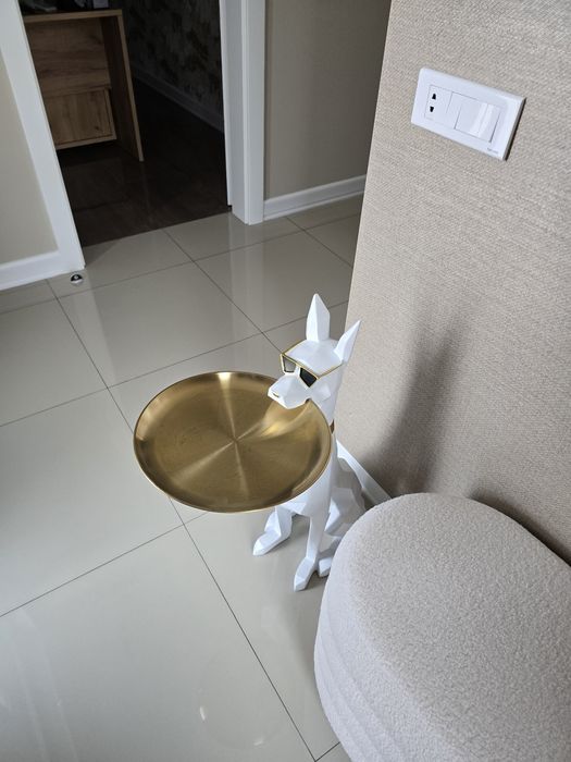 Masuta decorativa design modern – caine stil geometric + tava aurie